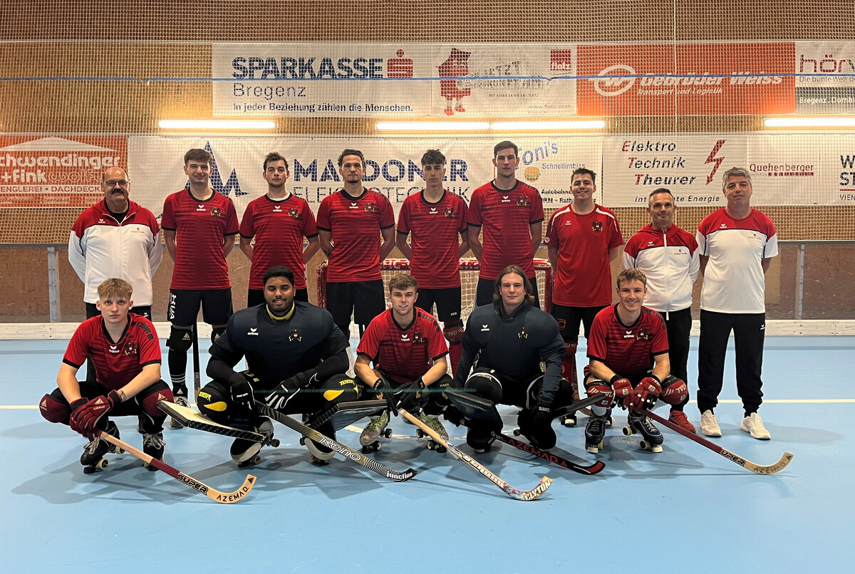 Österreichs Nationalteam, vorne von links: Elias Mark, Abraao da Silva, Victor Wally, Tobias Lechleitner, Maximilian Erath. Hinten von links: Andreas Roth (Betreuer), Florian Lechleitner, Kilian Laritz, Sebastian Mostögl, Tobias Kirchberger, Kilian Hagspiel (Kapitän), Alexander Erath, Francesco Dolce (Trainer), Marc Kirchberger (Co-Trainer).⇒VN