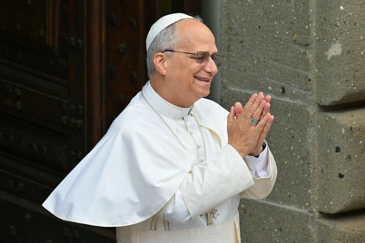Papst Leo XIV. will mit mehreren Mitbrüdern in den Apostolischen Palast ziehen, der derzeit umgebaut wird. Der Umzug sei frühestens für Ende September vorgesehen.
