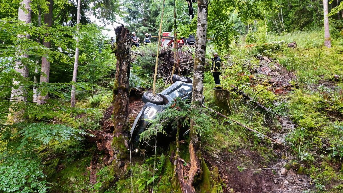 Pkw stürzte in steiles Waldgelände – Fahrer hatte großes Glück.⇒vol/ Shourot (2)
