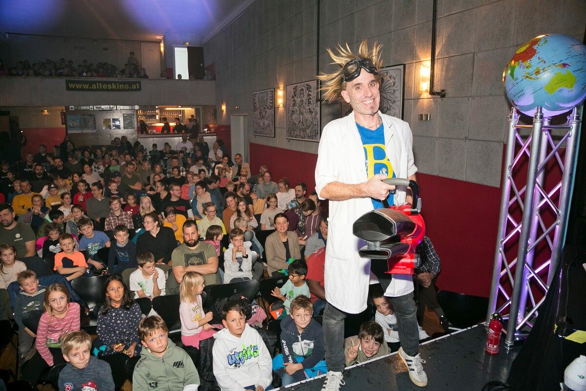 Prof. Bummbastic animierte im Alten Kino Rankweil zum Mitmachen.⇒D. Mathis