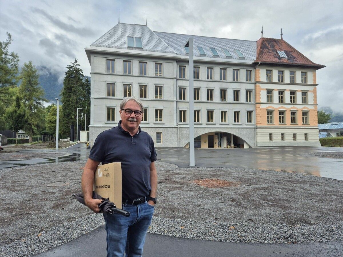 Projektleiter Peter Mahner verkündet, dass die VS Mitte künftig „Schule im Park“ heißen wird. ⇒vn/jun (3)