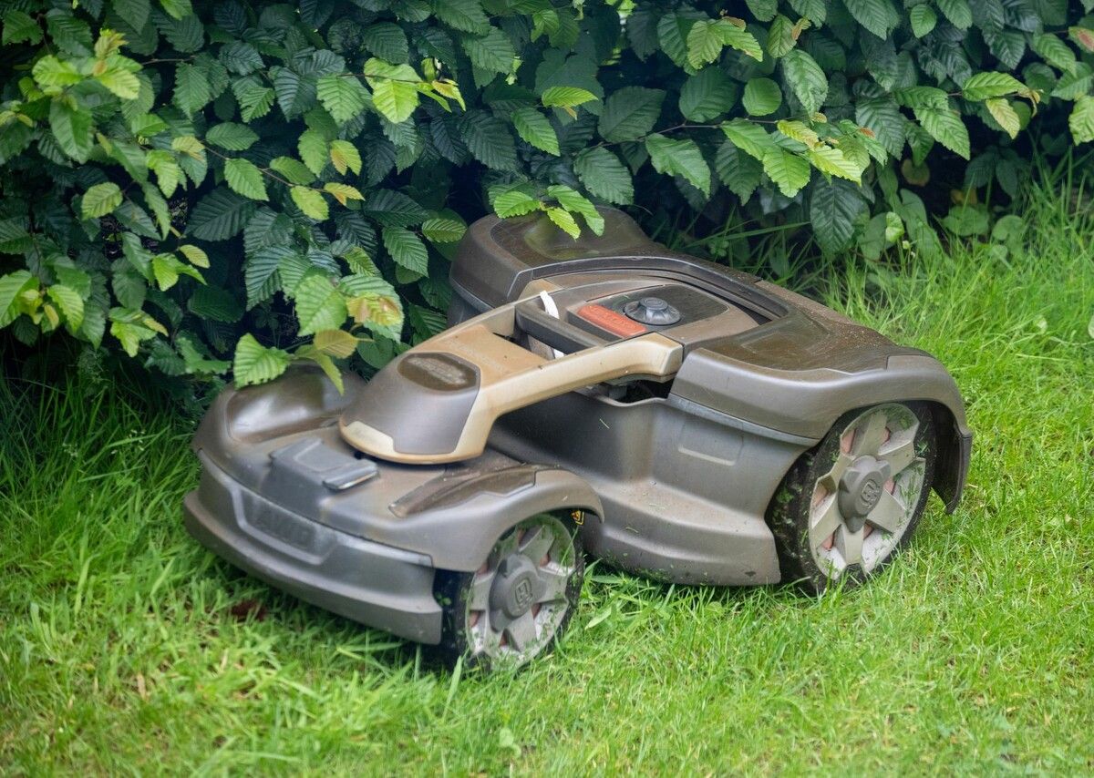 Rasenroboter gelten als praktische Helfer im Garten. ⇒APA/DPA