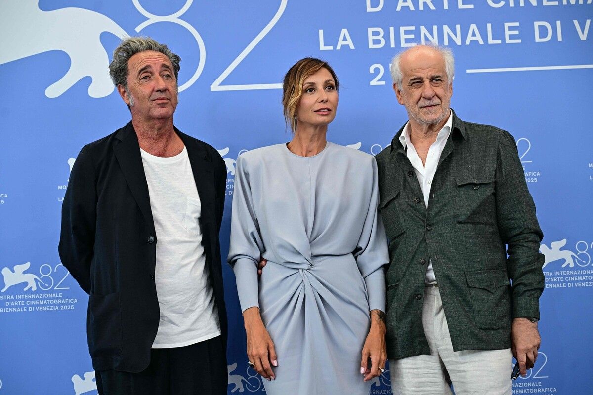 Regisseur Paolo Sorrentino gemeinsam mit Schauspielerin Anna Ferzetti und Schauspieler Toni Servillo bei der Eröffnung der Filmfestspiele. ⇒AFP