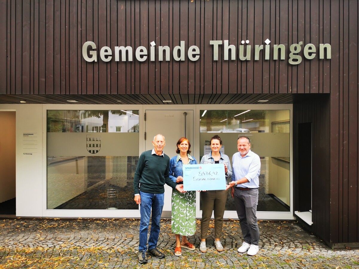 Reinhold Schneider, Elisabeth Tschann, Miriam Paterno und Bürgermeister Harald Witwer (v. l.) bei der Scheckübergabe.⇒Gemeinde Thüringen