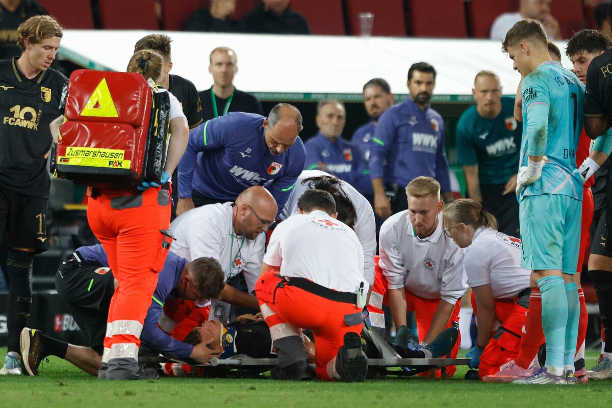 Robin Fellhauer musste mit der Trage vom Feld getragen werden.⇒apa