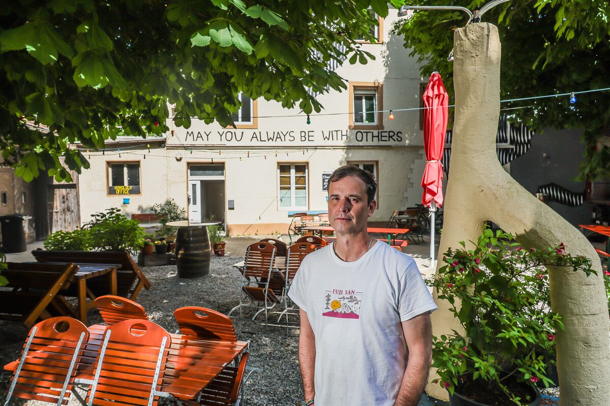 Roland Lang im Gastgarten des Honolulu Hotel. ⇒VN/Steurer