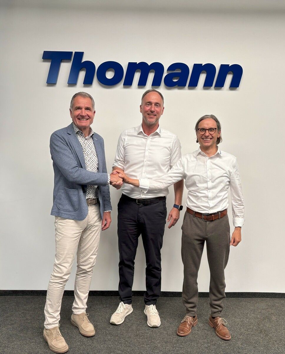 Rolf Thomann mit den Geschäftsführern Marcus Thommel und Markus Sprenger.⇒Thomann
