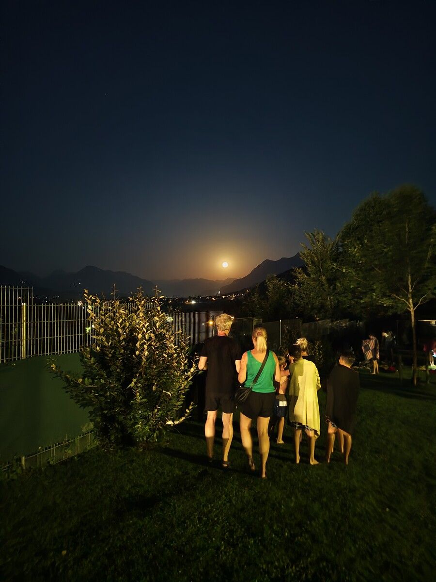 Romantik pur: Vollmond über dem historischen Schwimmbad Felsenau.