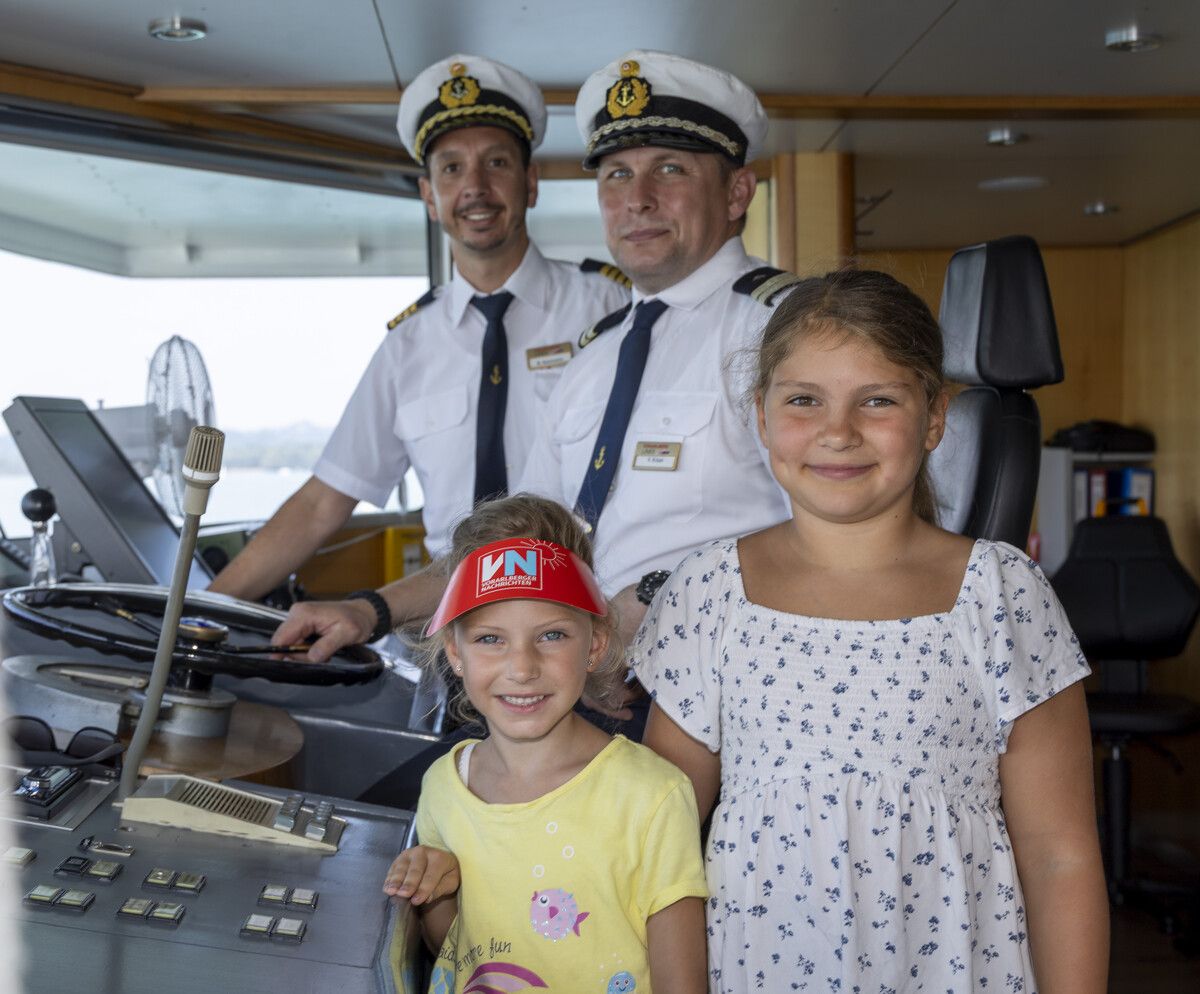 Rosalie (5) und Therese (9) dürfen die Kapitäne auf der Brücke besuchen (v.l.).