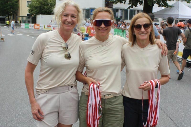 Sabine Dallinger, Silvia Andrich-Nenning und Andrea Deutschl übergeben die Medaillen an die Kinder.