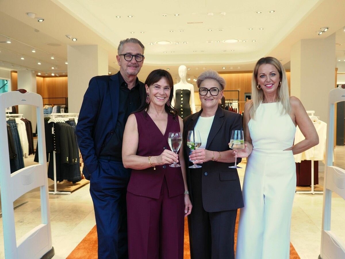 Sabrina und Christoph Miessgang mit den Shop-Leiterinnen Helga Büttner und Sanja Adzamija bei der Mango-Eröffnung.⇒Sigrid Juen