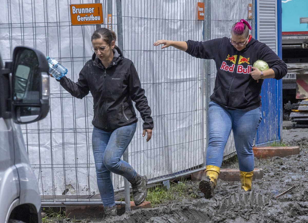 Schlamm und immer wieder Schlamm. Diese zwei Helferinnen versuchen, so gut es geht, durch den Matsch zu stapfen.⇒VN/Paulitsch