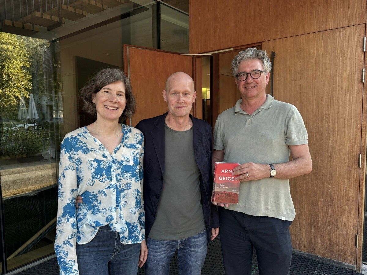 Schriftsteller Arno Geiger (Mitte), Katharina Schweitzer und Jürgen Thaler vor der Lesung im Gebhard-Wölfle-Saal in Bizau.⇒Sigrid Juen