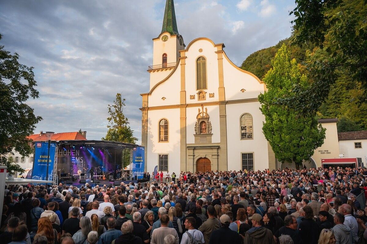 „Schrottrock“ spielten auf dem rappelvollen Kirchplatz.⇒Stadt