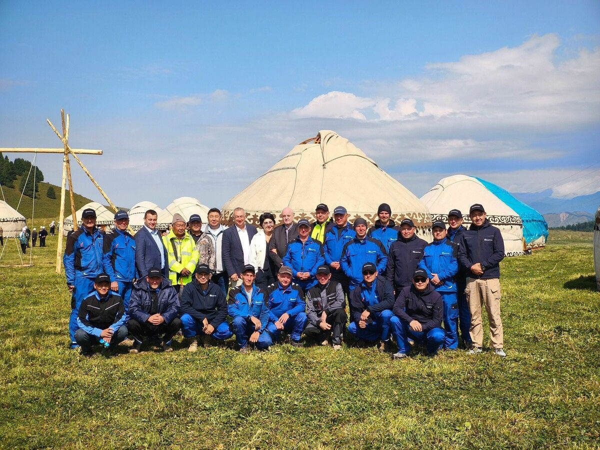 Steppen und Berge (und Jurten) prägen die Landschaft Kirgisistans – nun soll das Land mit diesen Eigenschaften auch touristisch punkten. Gruppenbild mit Präsident, Auftraggebern und den Vorarlberger Spezialisten. ⇒President of the Kyrgyz Republic