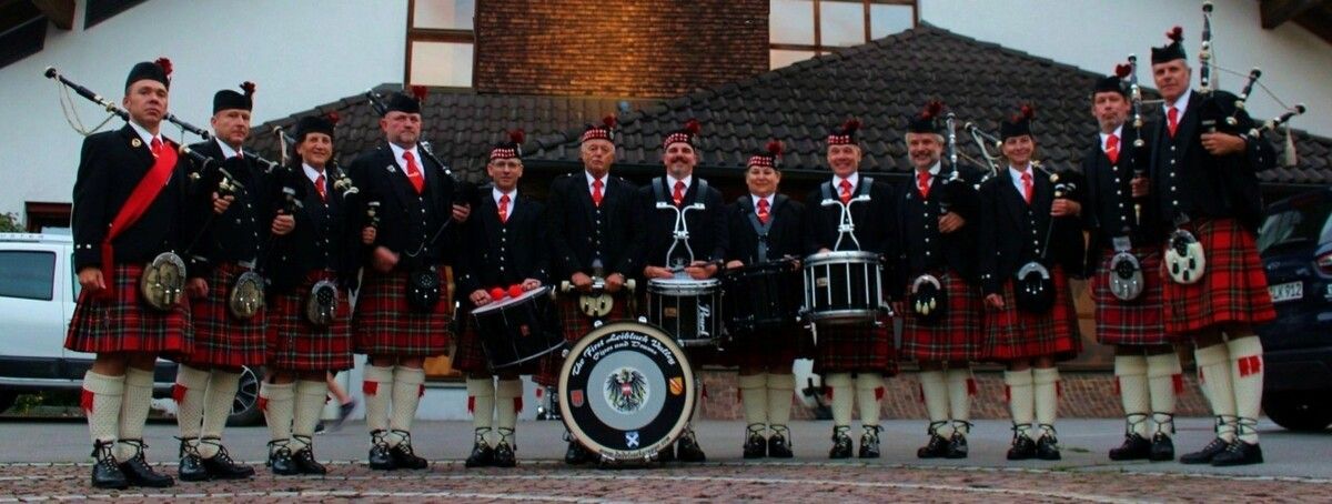The First Leiblach Valley Pipes & Drums rückten kürzlich zum Stadtfest in Bad Waldsee aus und spielten dort in einer 66-köpfigen Band mit. ⇒STP (3)