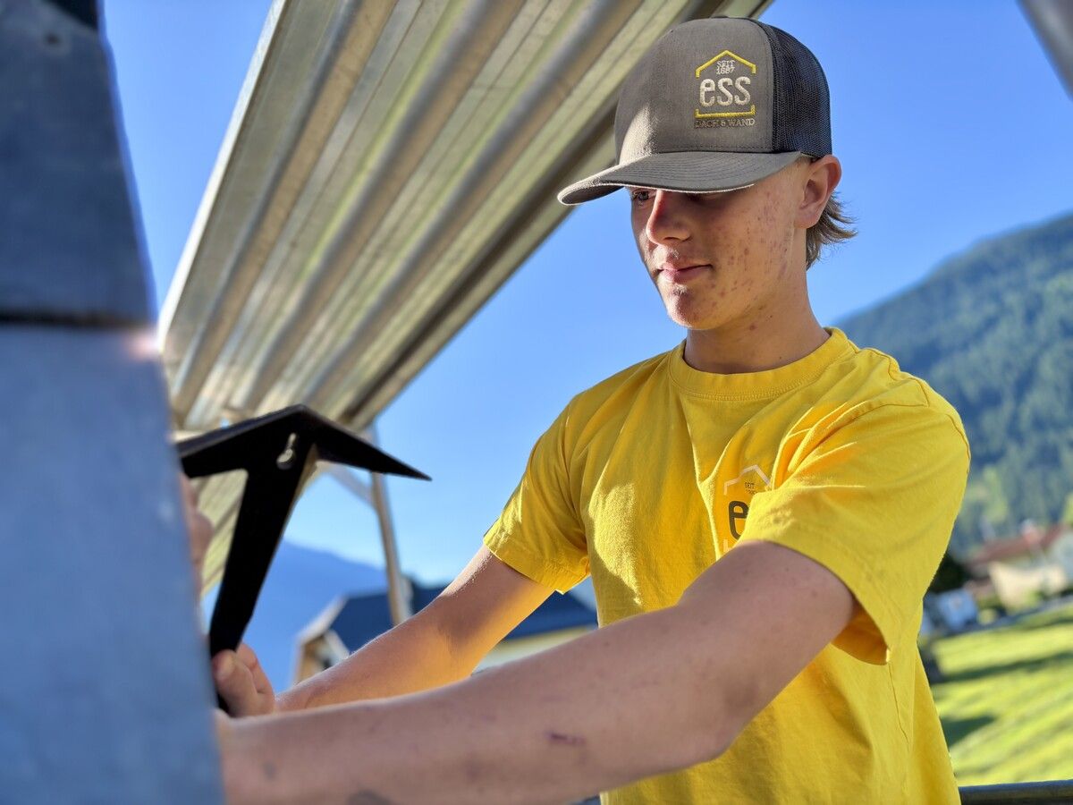 Theo Bell im Einsatz: Anbringen der Schieferfassade auf einer Baustelle in Schruns.⇒LiV/Curin