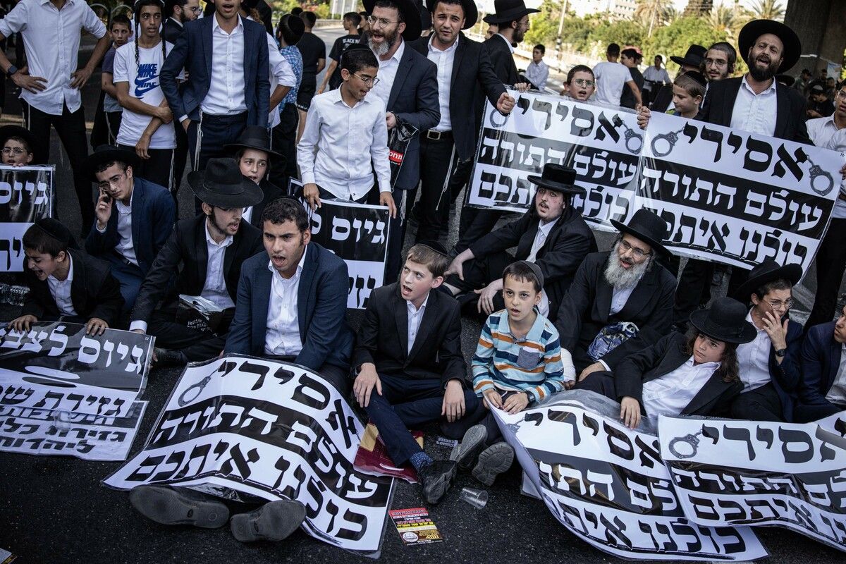 Ultraorthodoxe jüdische Männer blockieren in Bnei Brak in der Nähe von Tel Aviv eine Straße während einer Protestaktion gegen das Ende einer Ausnahme von der Wehrpflicht. AFP (5)