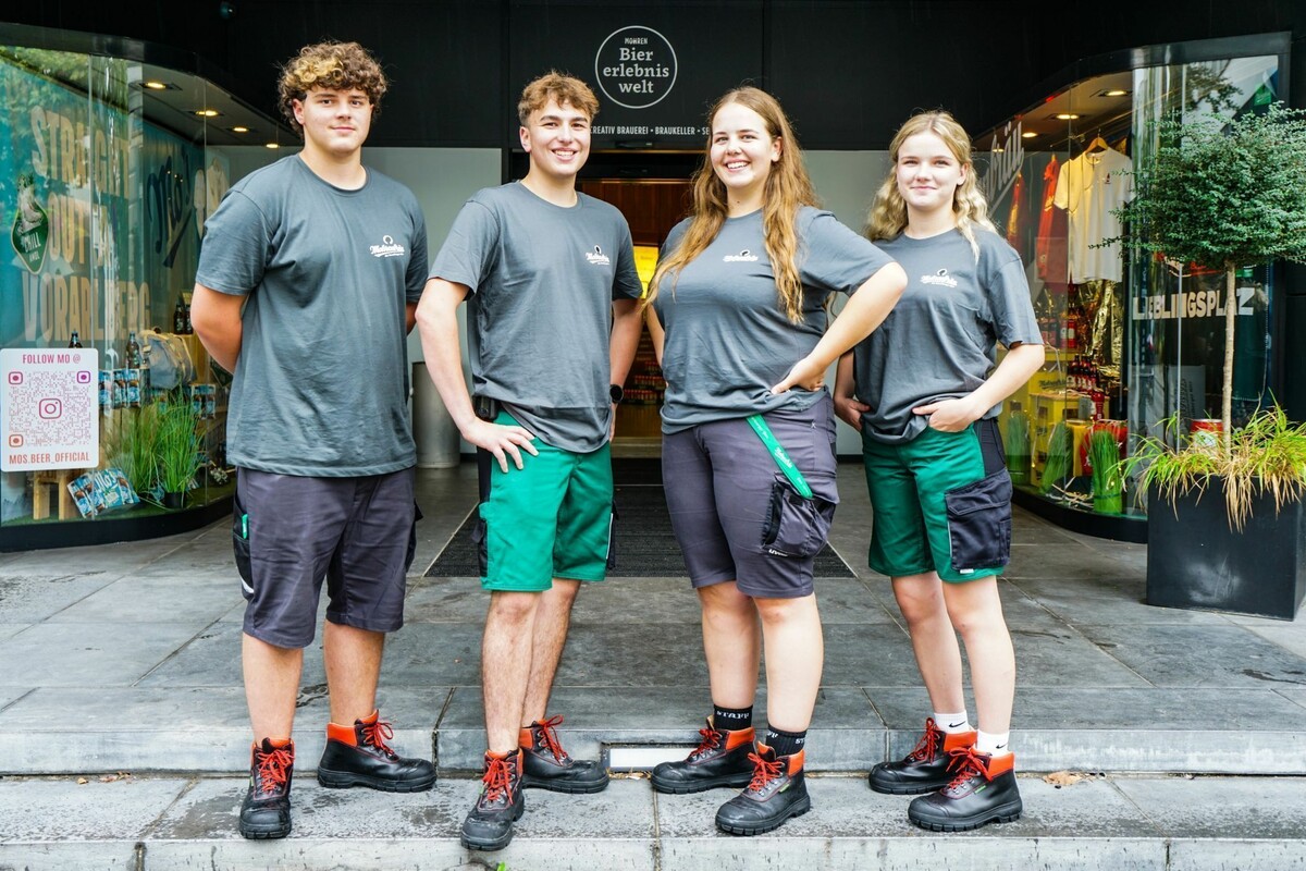 Vier Jugendliche bei der Dornbirner Mohrenbrauerei: Martin Lau (1. Lehrjahr), Tobias Mang (3. Lehrjahr), Hannah Mayer (3. Lehrjahr) und Teresa Steiner (2. Lehrjahr).⇒ FA/Schneider