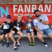 Auf der Fanbank den SCR Altach daheim anfeuern