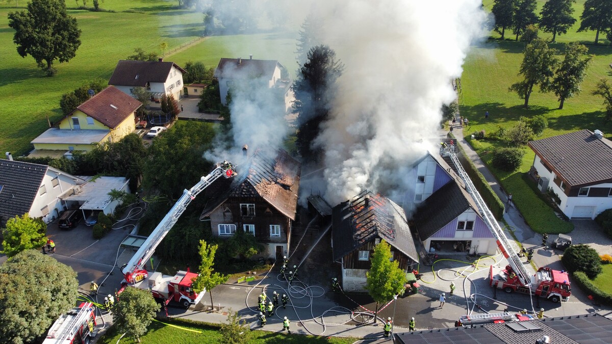 Vor allem die Dachstühle von drei Gebäuden wurden von dem Feuer in Mitleidenschaft gezogen.⇒vlach (2)
