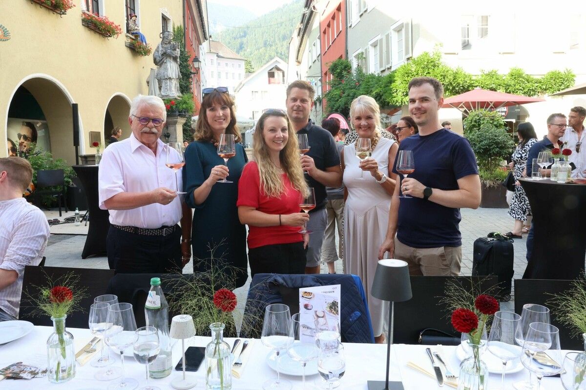VSOV-Präsident Willi Hirsch, Bianca Ganahl, Tatjana Grissemann-Peter, Thomas Ganahl, Ingrid Rieder vom VSOV-Vorstand und Simon Peter.⇒Arno Meusburger