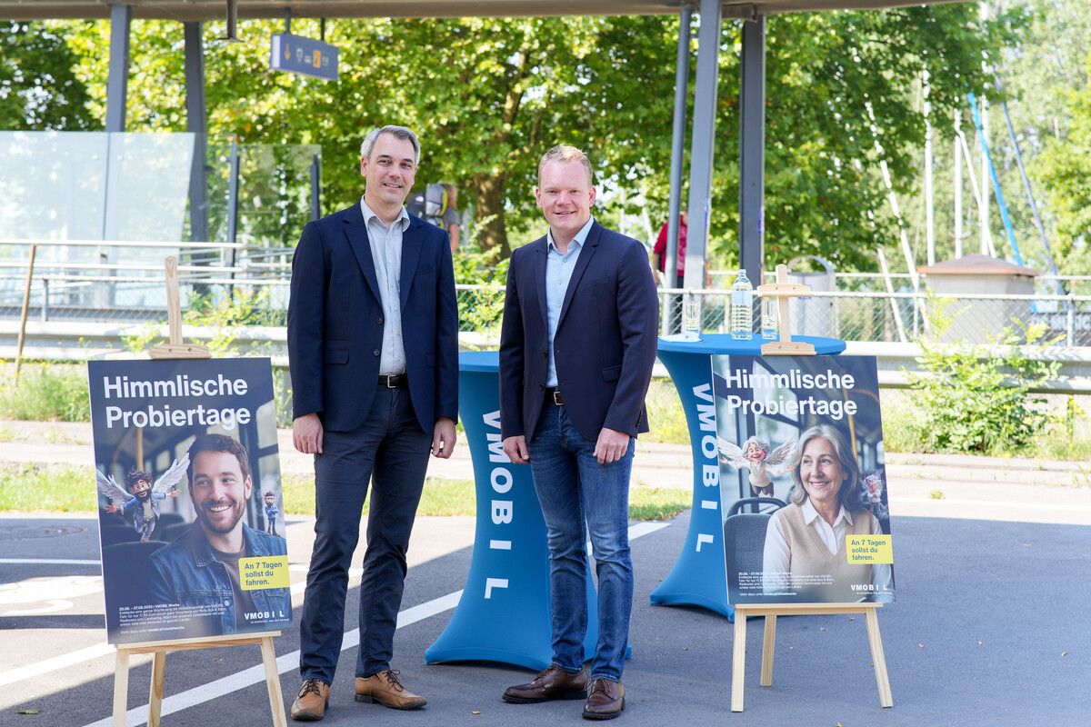 VVV-Geschäftsführer Christian Hillbrand und Landesstatthalter Christof Bitschi haben die VMobil-Woche am Bahnhof Lochau-Hörbranz präsentiert.⇒Land Vorarlberg/7PRO.TV