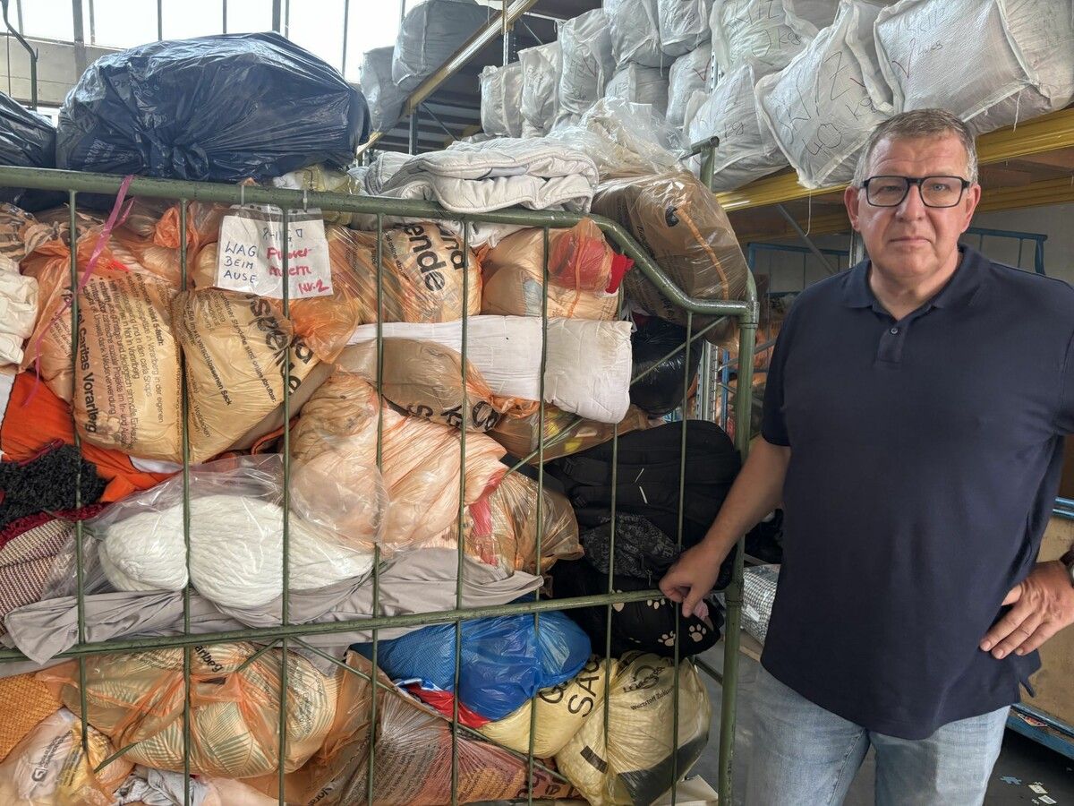 Waldmann weist auf die Kosten hin, die falsche Spenden wie synthetische Bettdecken verursachen. ⇒GRK (3)