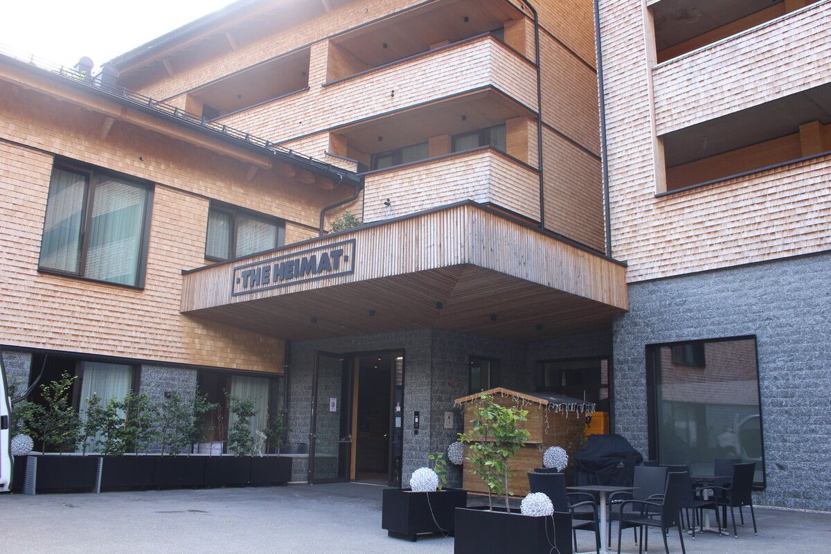 Weiterhin Baustopp beim 2018 vollmundig verkündeten „Meilenstein im regionalen Tourismus“, dem Projekt The Heimat in Schröcken. Während die Investorenmodell-Apartments weitgehend bezogen sind, ist das Hotel DoubleTree by Hilton mit seinen 135 Zimmern, zwei Restaurants und 1000 Quadratmetern Wellnessbereich seit Monaten eine „Baustelle ohne Bewegung“. ⇒peter strauss (2)