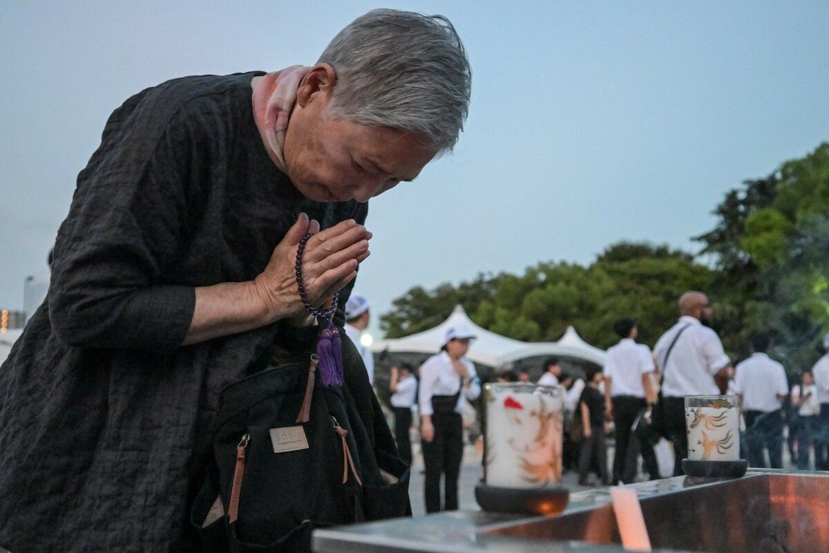 Zehntausende Menschen haben in der japanischen Stadt Hiroshima der Opfer des Atombombenabwurfs vor 80 Jahren gedacht. AFP (4); dpa