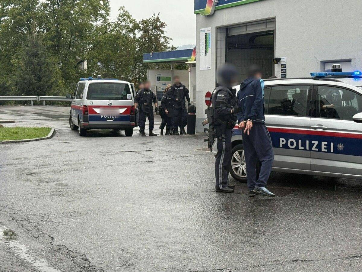 Zwei Tatverdächtige wurden von der Polizei festgenommen. ⇒VOL.AT/Vlach