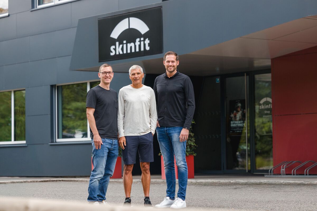 Daniel Frei (l.) verabschiedet sich, Gründer Werner Battisti und Geschäftsführer Martin Tschofen führen Skinfit künftig.⇒FA/Böhler