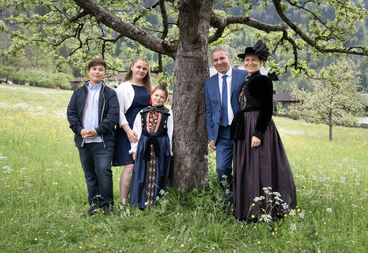 Alexandra Battlogg und ihr Ehemann Herbert mit den Kindern Teresa, Antonia und Luis (v.r.n.l.) am Biohof Gavadura. ⇒Biohof Gavadura/Battlogg