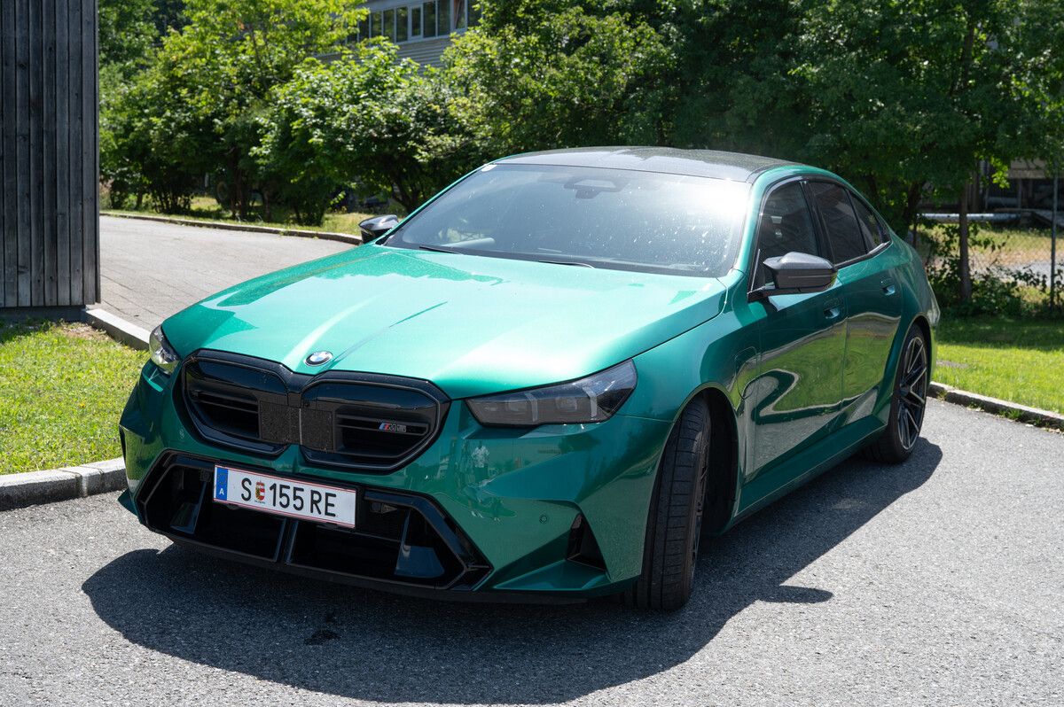 Alltag und Angriff: M5 als Autorität auf dem Asphalt.