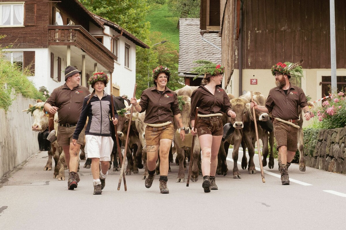 Alpmeister Alex Nachbaur, das Ehepaar Monica und Christoph Amann mit seinen Töchtern Emma und Leonie führen den Tross an.⇒ALO