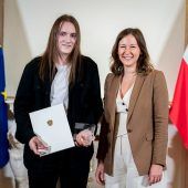 Gitarrenklänge dienen als Brücke