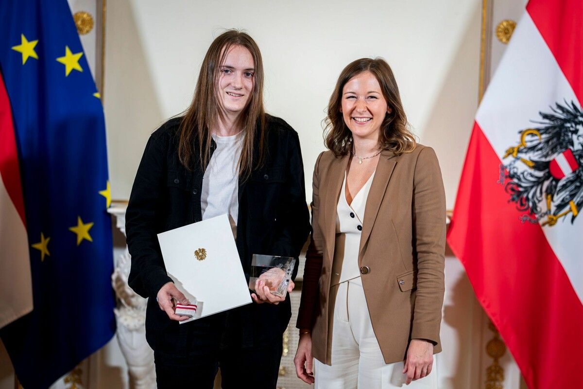 Am 23. September 2025 überreichte Bundesministerin Claudia Plakolm (r.) die Auszeichnung an Lorenz Thoma im Rahmen einer Festveranstaltung im Bundeskanzleramt. ⇒BKA/Florian Schrötter