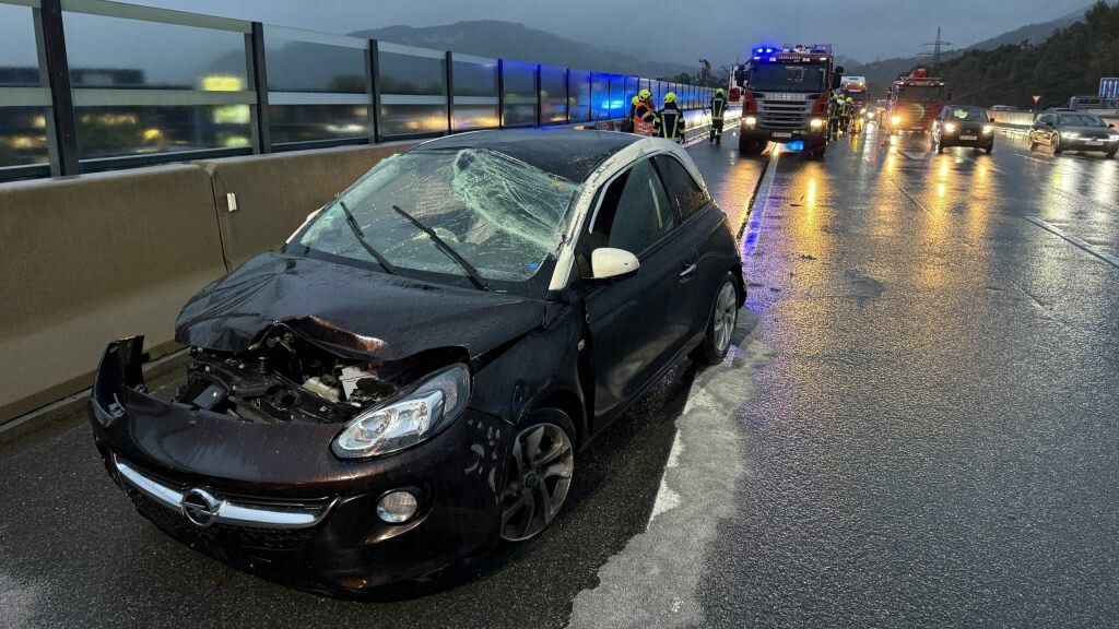 Am Fahrzeug und der Betonleitwand entstand erheblicher Sachschaden.⇒vol.at