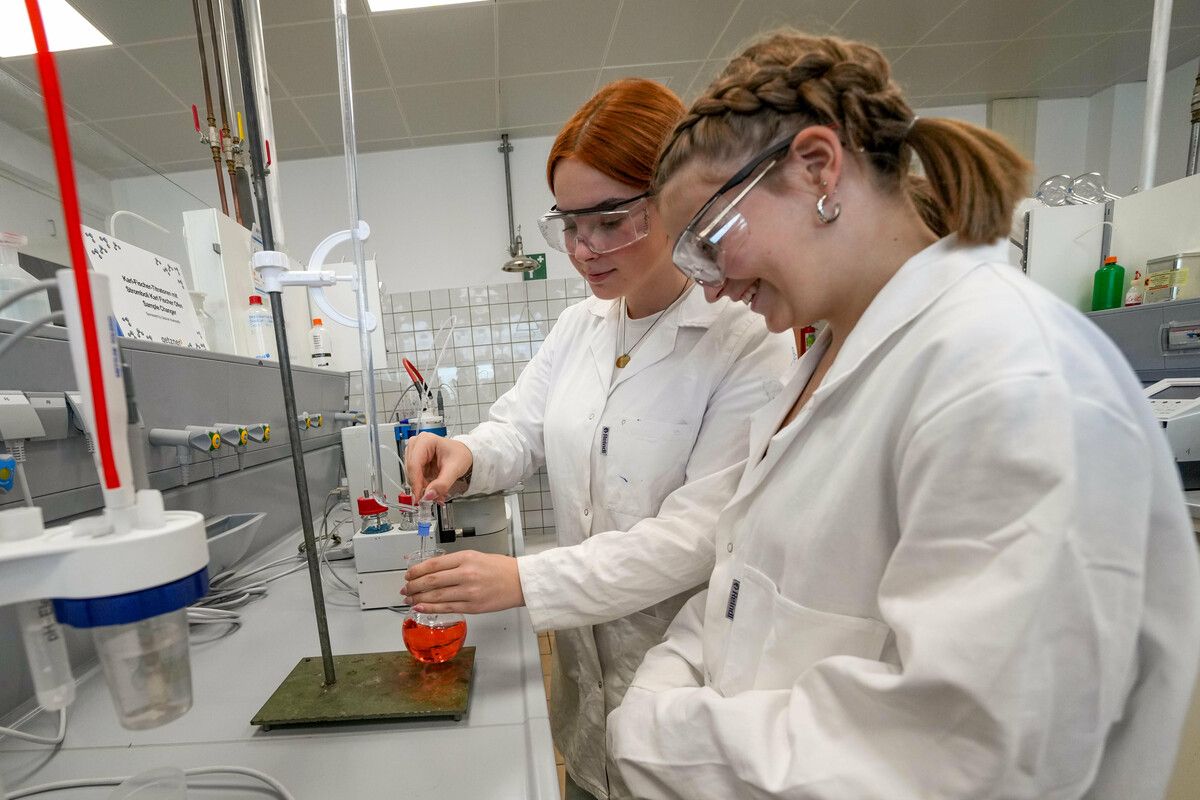 Am gestrigen ersten Prüfungstag sollten Proben analysiert werden, dabei war der Umgang mit modernen chemischen Analysemethoden erforderlich.⇒ VN/Stiplovsek (2)