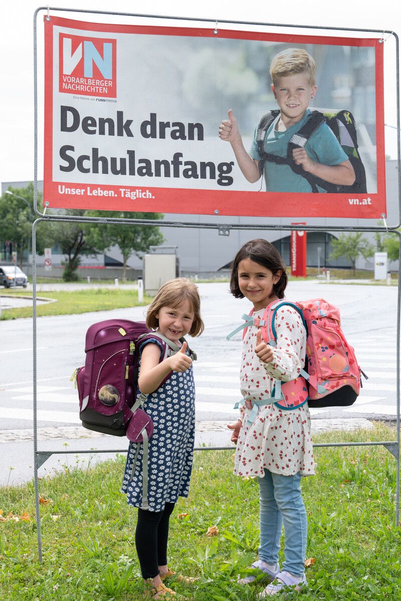 Amrei (l.) und ihre beste Freundin Mayla freuen sich auf den Schulbeginn und appellieren schon mal an alle Verkehrsteilnehmer zu erhöhter Aufmerksamkeit.⇒vn/serra