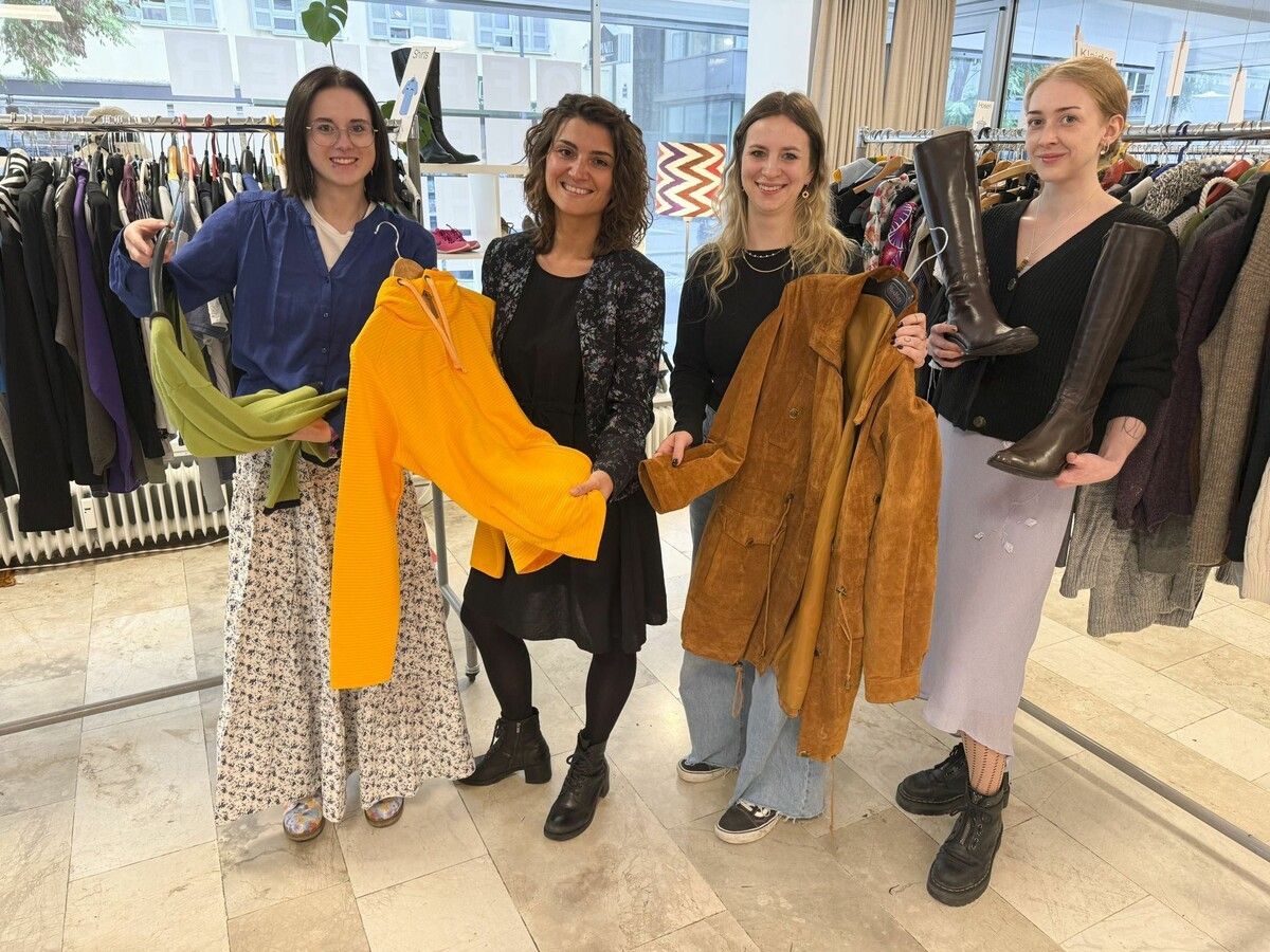 Amy Überbacher, Verena Sieber, Hjördis Grabherr und Savina Homann luden ein zum Kleidertausch. ⇒Franc