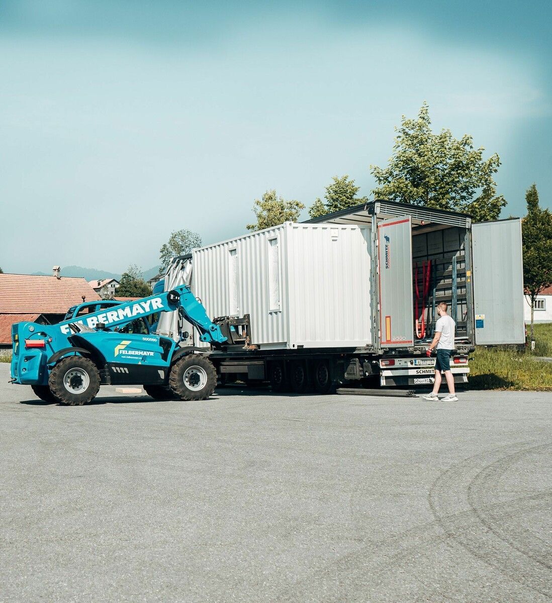 Anlieferung eines noch leeren 20-Fuß-Containers zur weiteren Verarbeitung im Produktionsbereich.