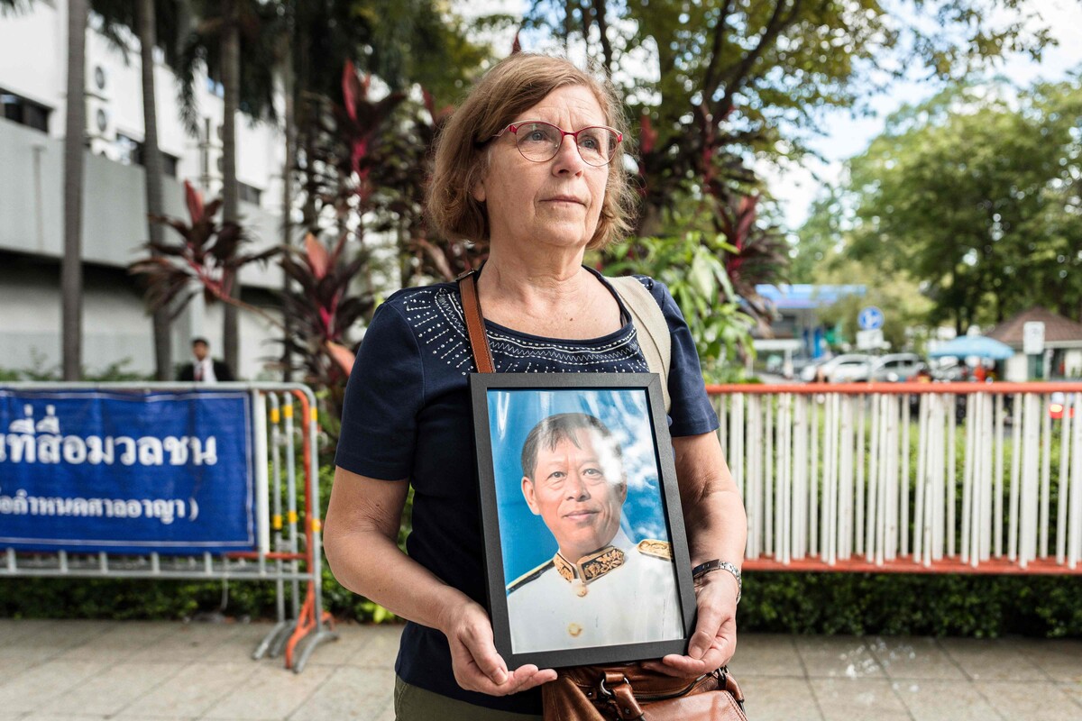 Anne-Marie Lim, Witwe des erschossenen kambodschanischen Oppositionspolitikers Lim Kimya, mit einem Bild ihres Mannes.