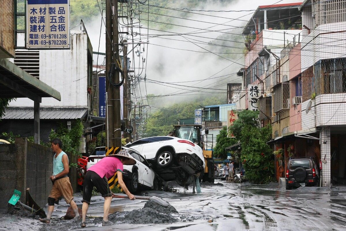 Anwohner räumen in Hualien in Taiwan Schlamm von ihren Grundstücken. Mindestens 21 Menschen kamen ums Leben, als Supertaifun Ragasa Südostasien in der Nacht auf Mittwoch mit sintflutartigen Regenfällen heimsuchte. AFP