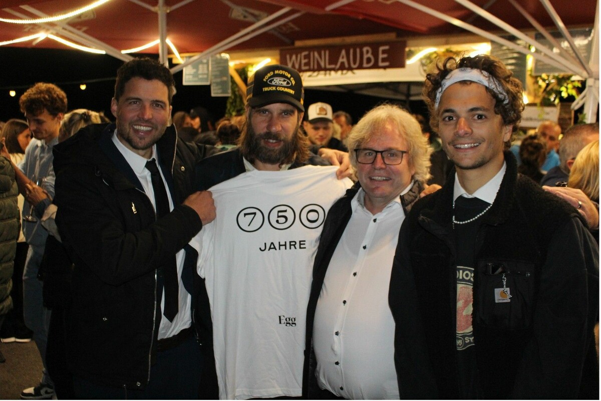 Assistiert von Pfarrer Friedl Kaufmann und Filmemacher Niki Schwärzler verpasste Bürgermeister Marc Meusburger zu später Stunde sogar Prinz Grizzley noch den „Dresscode 750“.⇒STP (3)