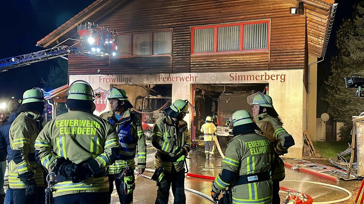 Auch mehrere benachbarte Feuerwehren rückten zur Unterstützung im Einsatz nach Weiler-Simmerberg aus.⇒davor Knappmeyer (3)