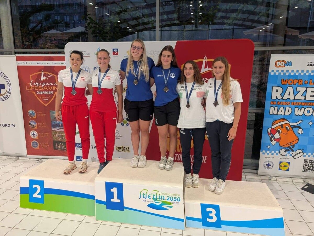 Auf dem zweiten Stockerlplatz Kathrin Mark (2.v.l.) mit ihrer Kollegin Lisa Wieser aus der Steiermark. Platz Eins ging an Tschechien und Platz Drei an Italien.