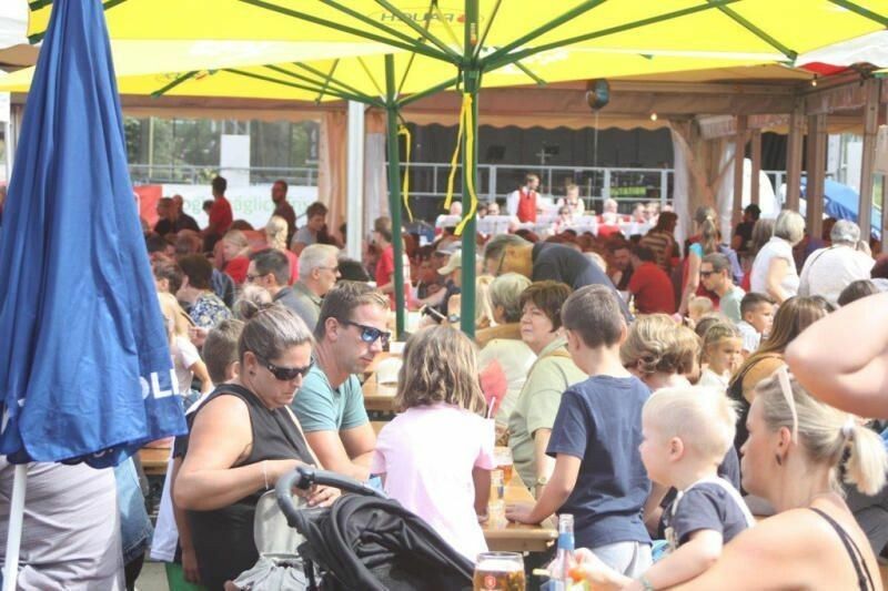 Auf der Rankler Kilbi treffen sich Jung und Alt zum gemütlichen Beisammensein. ⇒Thomas Knobel (2)