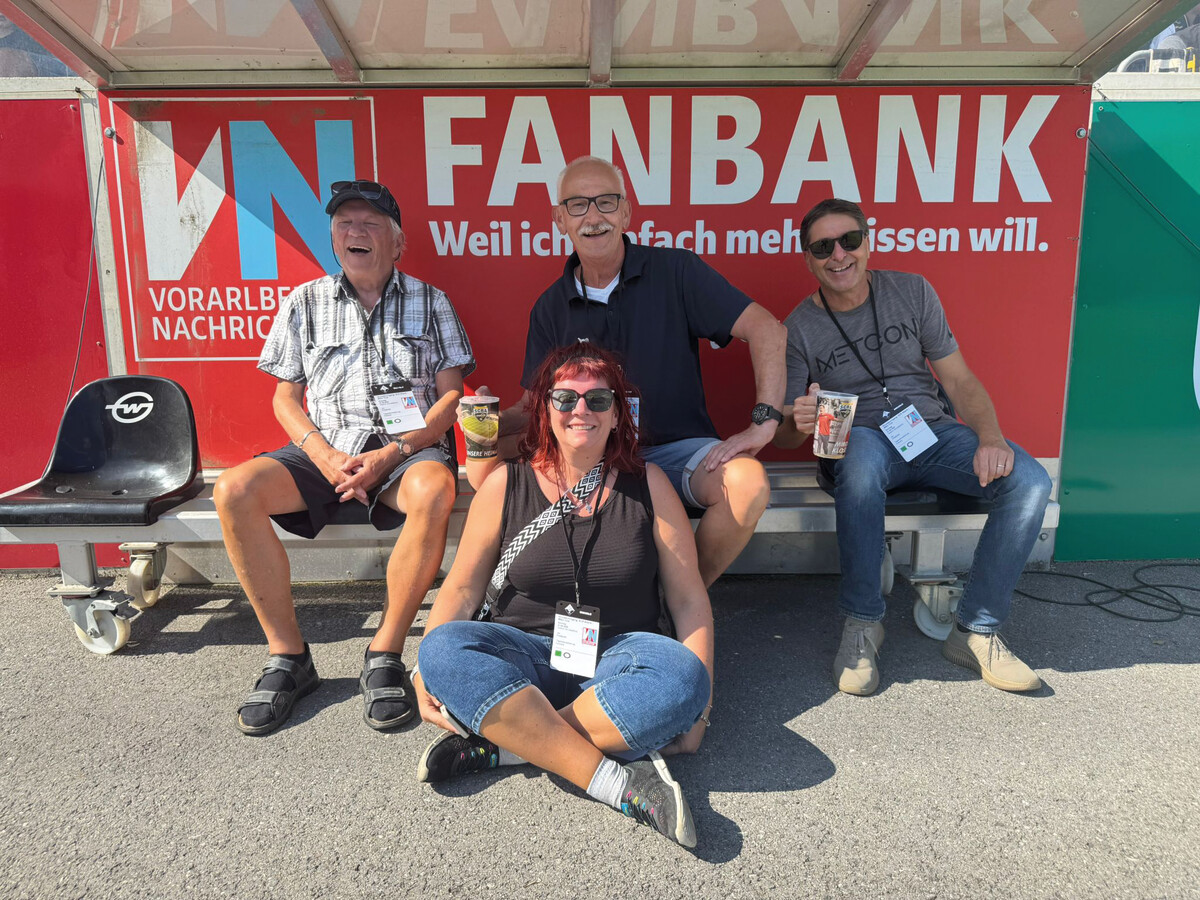 Auf der VN-Fanbank sitzen Fans mitten im Geschehen, können ihre Mannschaft anfeuern und jede Aktion hautnah verfolgen.⇒vn