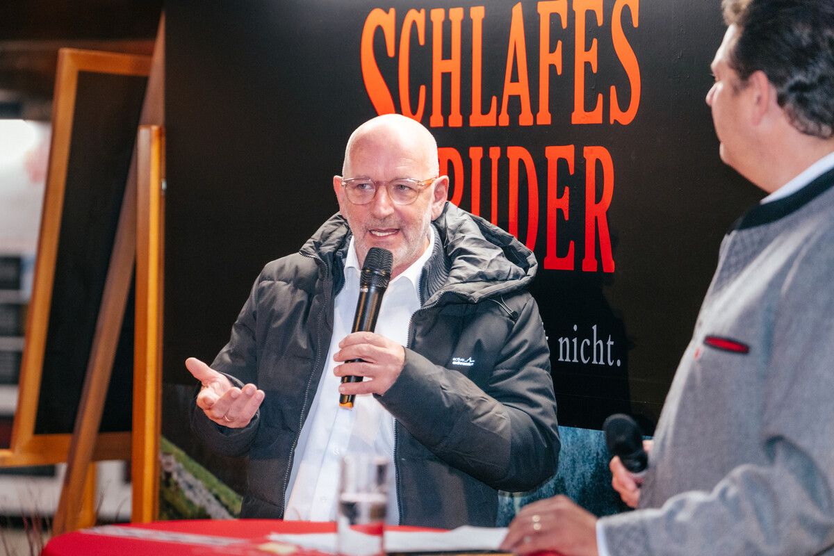 Basierend auf dem Roman von Robert Schneider brachte der Regisseur Joseph Vilsmaier „Schlafes Bruder“ 1995 auf die internationale Kinoleinwand.⇒Philipp Schilcher